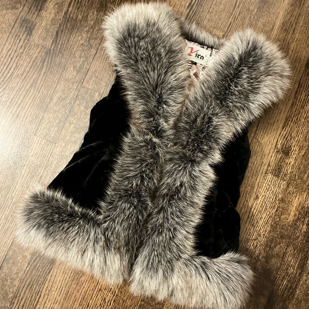 Absolutely beautiful, Yira faux fur vest.
Size s. Excellent vintage condition.